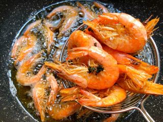 12、茶叶虾,炸好捞出来沥干油，把锅里的油倒到碗里，锅里剩少许底油