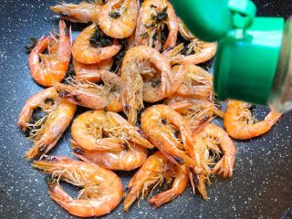 14、茶叶虾,倒入2g椒盐