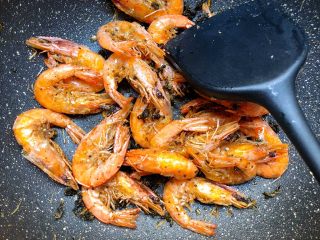 16、茶叶虾,翻炒至鸡精融化就可以出锅了