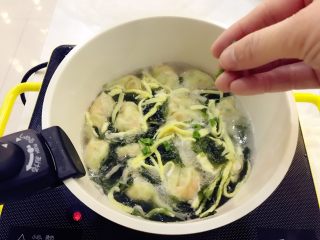 3、宝宝辅食：虾仁时蔬小馄饨-13M+,再倒入馄饨中，稍稍煮下，用勺子搅拌均匀即可，最后可撒一点点葱花。