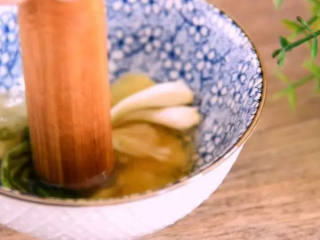 1、教你做好吃的银鱼蒸蛋，难度系数一般，味道好极了 ！,碗中放入姜片、葱结、料酒，压成葱姜汁