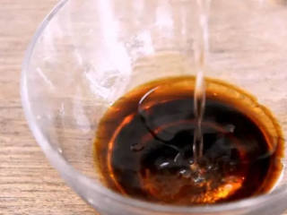 6、教你做好吃的银鱼蒸蛋，难度系数一般，味道好极了 ！,碗中倒入蒸鱼豉油、香油、清水，拌匀