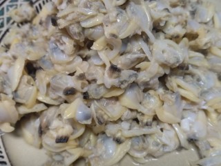 5、冬瓜饺子,蛤蜊煮熟后剥出肉备用。