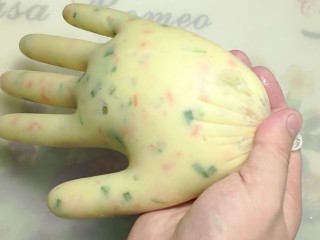 6、油炸小零食,装进一次性手套中