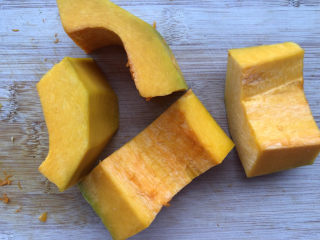 1、南瓜戚风中空蛋糕,南瓜去皮去瓤洗净切块。