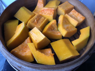 2、南瓜戚风中空蛋糕,上锅蒸熟蒸烂即可。