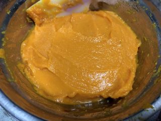 3、南瓜戚风中空蛋糕,南瓜蒸熟后打成南瓜泥，秤出60克备用。