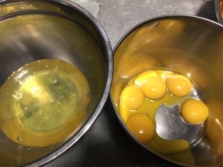 4、南瓜戚风中空蛋糕,分离蛋清和蛋白，分别装在两个干净无油的容器里，我是加量做的哈。