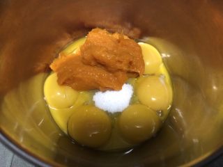 5、南瓜戚风中空蛋糕,蛋黄里加入10克的细砂糖和南瓜泥。