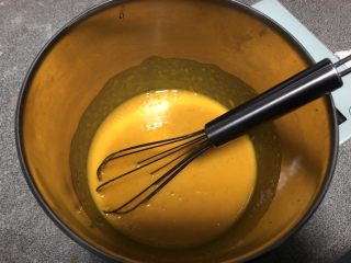 6、南瓜戚风中空蛋糕,用打蛋器搅拌均匀。
