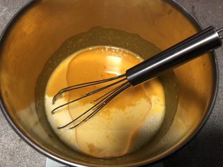 7、南瓜戚风中空蛋糕,倒入牛奶和玉米油。