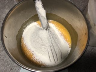 9、南瓜戚风中空蛋糕,过筛加入低筋面粉，划Z字形混合均匀面糊，看不到干粉，面糊光滑细腻的状态。