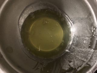 10、南瓜戚风中空蛋糕,蛋清放在冷冻层，冻至出现冰渣。