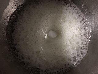 11、南瓜戚风中空蛋糕,打发蛋白，分三次加入剩余的30克细砂糖。