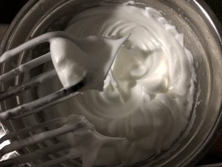 12、南瓜戚风中空蛋糕,蛋白打发至出现小尖角即可。