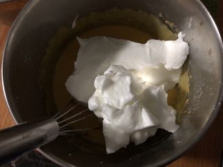 13、南瓜戚风中空蛋糕,取一部分蛋白放入蛋黄糊中，轻轻搅拌混合均匀。