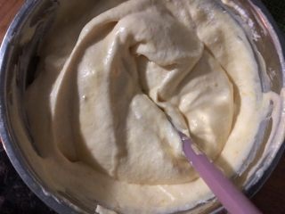 14、南瓜戚风中空蛋糕,把搅拌好的糊再倒回剩余的蛋白里，快速地从底部往上翻拌均匀，不可画圈搅拌。