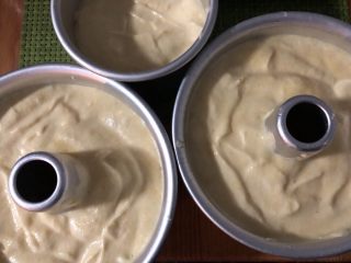 15、南瓜戚风中空蛋糕,倒入模具，震几下模具，震出大气泡。