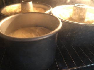 16、南瓜戚风中空蛋糕,预热烤箱170度，放入模具160度烤40分钟左右，蛋糕有所回落即可。