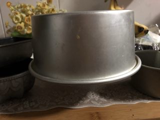 17、南瓜戚风中空蛋糕,完成后取出震一下，稍散热后倒扣模具等待冷却。