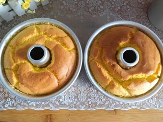 18、南瓜戚风中空蛋糕,彻底冷却后就可以脱模了，完全可以用手轻轻掰离模具，蛋糕没有你想象中的脆弱，我一直都是徒手脱模的哈！