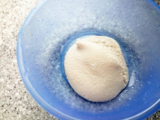 3、豆渣奶香馒头,倒入盆里。