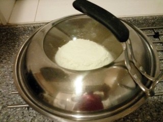 9、豆渣奶香馒头,盖上盖子发酵。