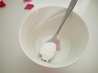 12、豆渣奶香馒头,一勺食用碱用热水融化,等凉了倒入面团里在合均匀