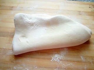 16、豆渣奶香馒头,在擀成面皮,反复5次。