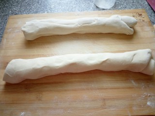 17、豆渣奶香馒头,最后卷起。