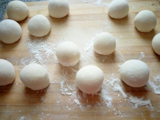 19、豆渣奶香馒头,揉成馒头。