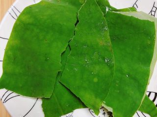 2、鲜荷叶百合莲子粥（清热解暑）,将荷叶洗好，撕成小片儿。