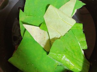 3、鲜荷叶百合莲子粥（清热解暑）,锅中烧水，放入荷叶煮开锅后，小火儿熬5分钟。