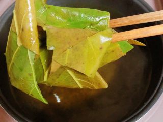 4、鲜荷叶百合莲子粥（清热解暑）,荷叶水煮好了，将荷叶捞出去，只留下荷叶水。