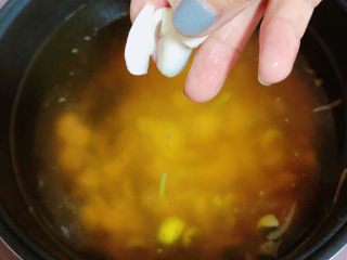 10、鲜荷叶百合莲子粥（清热解暑）,鲜百合也放入锅中。