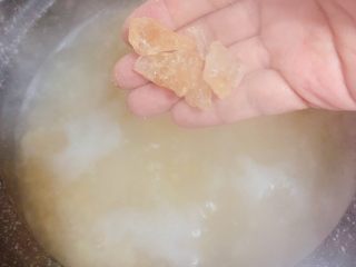 12、鲜荷叶百合莲子粥（清热解暑）,最后放入黄冰糖，熬化冰糖。