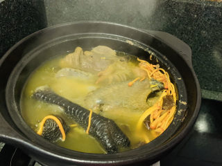 14、虫草花乌鸡汤,约一个小时，肉质就会软烂，汤汁鲜美；