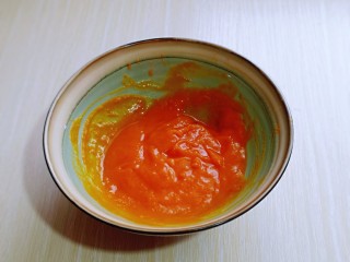 2、南瓜蒸糕,用破壁机或料理机将其打成南瓜泥。