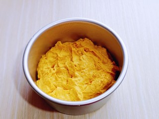 6、南瓜蒸糕,6寸活底蛋糕模具刷上一层食用油(以便脱模)将做好的发糕糊倒入模具中。