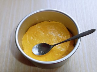 7、南瓜蒸糕,用小勺抹平。(小勺底部沾上食用油,不然发糕糊会粘小勺)