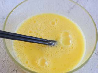 5、蒸蛋羹,搅拌均匀