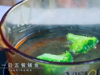 2、西兰花鱼丸,西兰花入沸水焯1分钟。