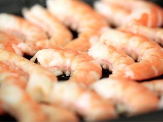 1、宝宝辅食【高汤鲜虾泥】,活虾煮熟去壳。