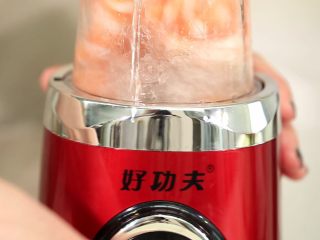 3、宝宝辅食【高汤鲜虾泥】,扣好十字刀。