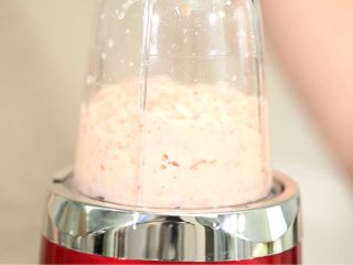 4、宝宝辅食【高汤鲜虾泥】,起用一档开关，搅拌10秒左右。