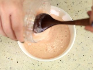 5、宝宝辅食【高汤鲜虾泥】,倒在碗中，放锅内旺火蒸5分钟即可。