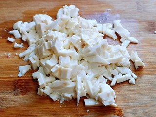 5、香菇豆腐汤,豆腐切丁。