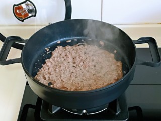 9、香菇豆腐汤,中小火煸炒至牛肉变色。
