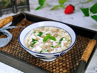 19、香菇豆腐汤,盛出装入烫碗中。