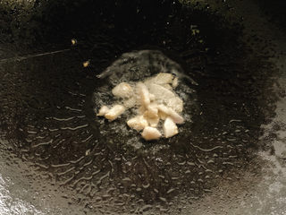 5、茭白炒肉丝,锅中加入蒜丁爆香